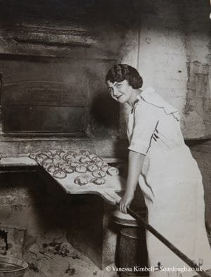 1922 bread hot cross buns usa 300x394 1